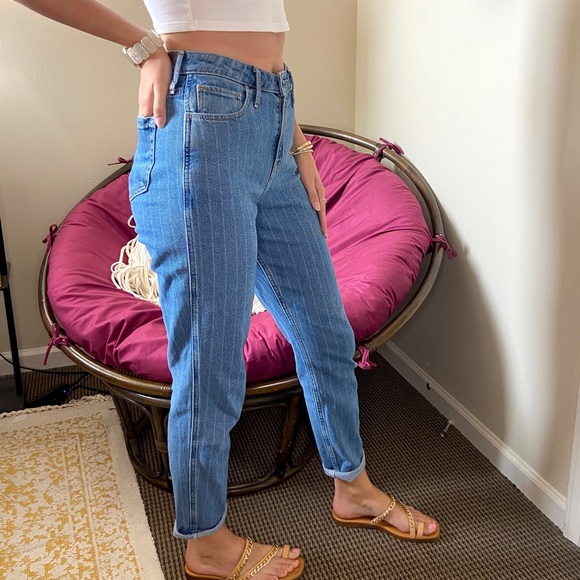 Hollister Ultra High-Rise Mom Jean, vintage stretch. Size 5 regular, W 27” L 27” - Picture 4 of 7